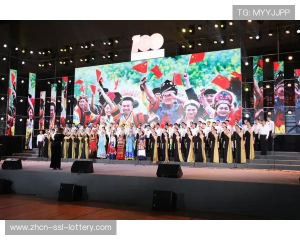 清华大学火神队机器人进球后工作人员庆祝，AI赛情感互动引关注